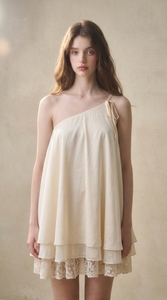 Vestido de mujer listo para enviar, elegante vestido mini color marfil con un solo hombro y silueta acampanada para vacaciones, precio al por mayor en línea. - Product Image 2