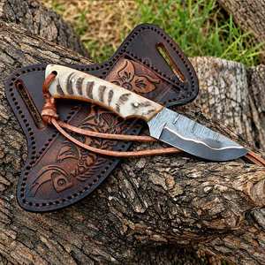 Couteau Tanto à lame fixe en cuivre Damas fait main et personnalisé pour le camping, la randonnée, la chasse, avec fourreau sur mesure en corne de cerf. - Product Image 2