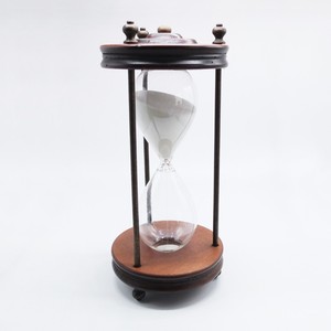 Sablier en verre artisanal traditionnel, très demandé, avec cadre métallique et base en bois - Product Image 1