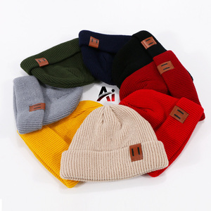 Gorros de punto personalizados al por mayor, con logotipo de marca OEM, gorros de invierno cálidos de acrílico para adultos, directo de fábrica. - Product Image 1