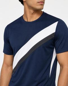 เสื้อยืดคอกลมแขนสั้นสีน้ำเงินกรมท่าสำหรับผู้ชาย ลายทางเฉียงสีขาวและสีดำ สไตล์สปอร์ต ทรงปกติ ผ้าถัก โพลีเอสเตอร์ 100% - Product Image 1