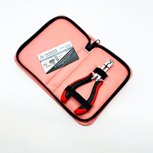 Pince professionnelle à pointe en U pour extensions de cheveux Poignée noire et rouge durable en acier inoxydable sur les poignées Pince d'extension de cheveux - Product Image 5