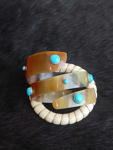 Brazalete Ecológico Hecho a Mano con Cuerno de Búfalo en Espiral, Turquesa y Piedras de Ojo de Tigre para Bodas, Perfecto para Empresas - Product Image 4