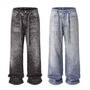 Brillez de mille feux avec nos embellissements en cristal placés à la main sur cette magnifique édition de pantalon en jean orné de strass. - Product Image 3