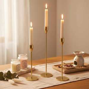 Ensemble de bougeoirs dorés, supports modernes pour bougies coniques, chandeliers, ensemble de 3 bougeoirs élégants en or, style vintage. - Product Image 3
