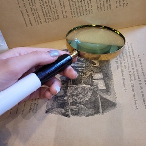Loupe de lecture classique avec poignée en verre et cadre métallique de qualité standard - Product Image 4