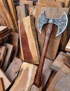 Hacha vikinga de doble hoja hecha a mano con cabeza de acero al carbono grabada con motivos nórdicos y mango de madera decorado - Product Image 5