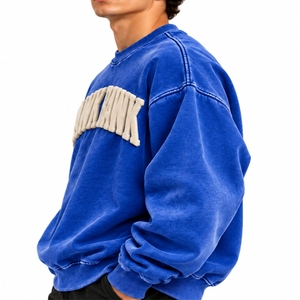 Sudadera de cuello redondo relajada para hombre, diseño sencillo en la parte delantera para un look urbano fácil, jersey de forro polar con letras estampadas en relieve de gran tamaño. - Product Image 3