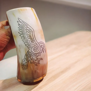 Taza de Cuerno de Búfalo Clásica Hecha a Mano, Diseño Vikingo, Grabada a Mano, Duradera y Ecológica, para Cerveza/Vino, de Gifty Craft - Product Image 1