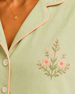 Ensemble de pyjama pour femme personnalisé vert clair, manches courtes, boutonné, vêtements de nuit doux et respirants, vêtements de détente décontractés pour l'été - Product Image 5