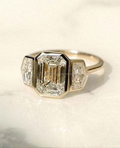 Anillo de Compromiso de Moissanita con Corte Esmeralda y Bisel Art Deco, Chapado en Oro sobre Plata, Estilo Vintage, Anillo de Tres Piedras para Regalos de Aniversario - Product Image 2