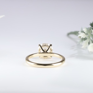 Bijou de fiançailles élégant pour femme, avec un cristal central solitaire de qualité supérieure, taille brillant ronde, monté sur quatre griffes classiques. - Product Image 3
