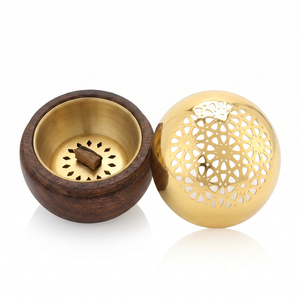 Elegante quemador de incienso esférico con tapa de metal dorado en forma de rejilla y base de madera negra, ideal para fragancias y decoración de lujo para el hogar. - Product Image 5