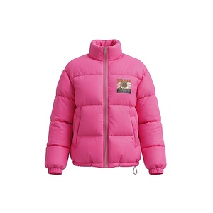 Chaqueta Acolchada Rosa con Estampado de Logotipo, Cuello Alto, Manga Larga, Relleno de Poliéster Grueso para Invierno, Cierre de Cremallera, Corte Corto - Product Image 1
