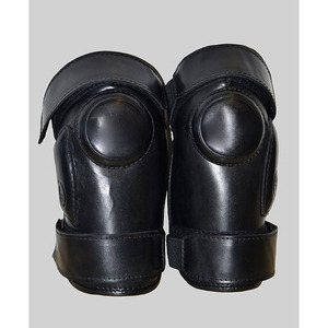 Protector de rodilla ajustable diseñado para un ajuste seguro, protección contra impactos, entrenamiento y rendimiento en deportes ecuestres. Material duradero. - Product Image 4