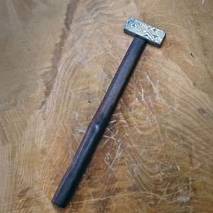 Marteau de forgeron en acier de Damas, fait main, design personnalisé pour la fabrication de couteaux et outil d'atelier artisanal - Product Image 1