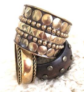 Pulsera de Madera con Pentagrama Retro, Diseño Ancho con Remaches, Accesorio Unisex Moderno, Hecho a Mano, Resistente al Agua, Color Natural - Product Image 2