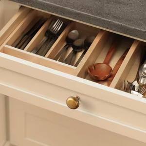 Pomo de puerta metálico elegante de alta calidad que se presenta como una pequeña corona sobre la puerta, digno y refinado. - Product Image 5