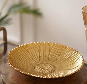Tazón de Metal Hecho a Mano con Diseño Floral Tallado, Acabado Dorado, Plato Decorativo para Servir, Estilo Glamuroso, Ideal para Regalo - Product Image 1