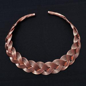 Collier ras du cou contemporain en cuivre torsadé, bijou artisanal en métal tressé à la main, accessoire de mode fait main - Product Image 1