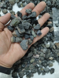 Lot de 13 pierres brutes de tourmaline violette naturelle pour la fabrication de bijoux - Product Image 1
