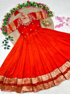 Robe Anarkali en soie mélangée rouge avec broderie florale et bordure Zari, robe de fête de mariage Voni assortie pour femmes - Product Image 1