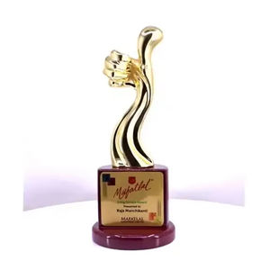 Trofeo de diseño con gestos de mano, acabado dorado y base de madera para reconocimiento de logros y apreciación corporativa - Product Image 1