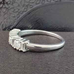 Anillo de media banda con detalles de moissanita redonda y talla baguette para mujer, plata 925 original, regalo de boda, propuesta de matrimonio, para ella. - Product Image 4