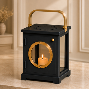 Grande lanterne à bougie rectangulaire moderne noire de luxe, conçue avec une structure métallique carrée audacieuse et des accents dorés riches. - Product Image 1