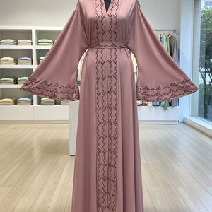 Elegante Abaya con Capucha Color Rosa Empolvado - Kaftán de Lujo con Mangas Campana, Bordado Intrincado de Ondas con Cuentas y Cinturón a Juego - Product Image 1