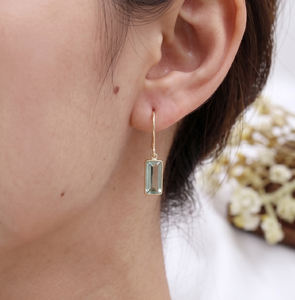 Boucles d'oreilles pendantes en or jaune 18 carats avec tourmaline verte naturelle géométrique, style fil français, Memoria Jewels, vente en gros - Product Image 3