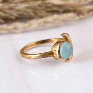 Anillo Celestial de Latón Dorado con Calcedonia Aqua, Anillo Delicado con Luna Creciente, Gema Hecha a Mano, Minimalista, Chapado en Oro de 14K, Anillo Boho Unisex - Product Image 2