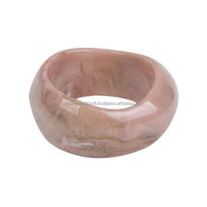 Artisanat en résine de style ange vintage fabriqué à la main pour femmes Bracelet de bouton de manchette fabriqué à la main haut de gamme personnalisé d'Inde - Product Image 1