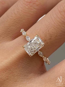 Anillo de Moissanita con Corte Esmeralda, Chapado en Oro, Engaste de Garras, Banda de Compromiso, Acento Ovalado Marquesa, Joyería de Boda - Product Image 5