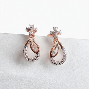 Pendientes redondos de oro rosa de 9 quilates con diamantes cultivados en laboratorio y naturales |   0.28 CT - Product Image 1