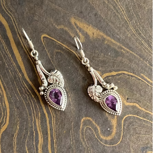 Pendientes colgantes artesanales con diseño de hojas, forma de lágrima con piedra preciosa de amatista para uso ocasional de las mujeres. - Product Image 2