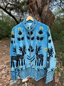 Chaqueta Boho Bordada Suzani con Diseño de Ciervo Azul, Inspirada en la Naturaleza, Arte Floral de Bosque, Abrigo Hecho a Mano para Festivales - Product Image 2