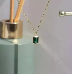 Collar con colgante de moissanita verde corte esmeralda, plata de ley 925 chapada en oro, joyería fina minimalista para mujer, regalo. - Product Image 3