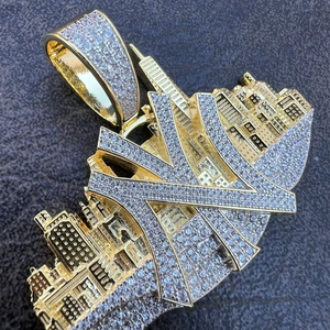 Pendentif Charme Tishya Diamant Moissanite pour Femme, Hip Hop New York NYC Skyline, Coupe Brillante, Effet Glacé, en Argent 925 Véritable Plaqué Or, 40g - Product Image 1