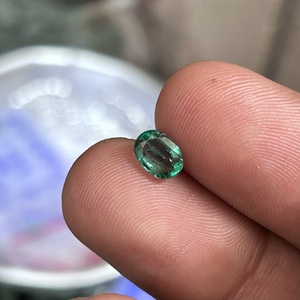 Piedra Preciosa de Esmeralda Zambiana Natural de 0.85 Quilates, Corte Ovalado Verde Intenso, Facetada, Suelta, para Joyería - Product Image 2