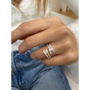 Anillo de compromiso de banda abierta de oro amarillo macizo con diamante de corte esmeralda, anillo llamativo con diamante cultivado en laboratorio, regalo de boda de lujo - Product Image 4