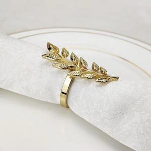 Ronds de serviette en métal luxueux à motif de feuilles de haute qualité rehaussent la valeur perçue de l'ensemble de la mise en place de la table. - Product Image 2