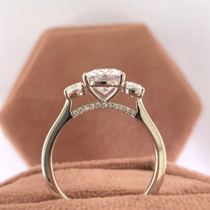 Anillo de compromiso de oro blanco con tres piedras de circonita cúbica talla cojín, anillo de boda vintage de oro macizo de 10K, anillo de propuesta, regalo para ella - Product Image 5