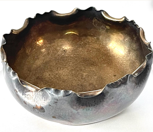 Bol en laiton martelé artisanal, patiné, à bord ondulé, style rustique métallique, pièce maîtresse décorative, récipient de style vintage, boîte à rangements - Product Image 3
