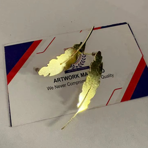 Pendientes con Base de Latón Tallada a Mano y Capas Doradas, con Trabajo de Relieve Intrincado, Estilo Clásico Real de Reina - Product Image 1