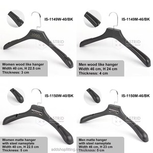 Cintres en plastique PP noir flexibles et robustes Astrid 39CM avec logo personnalisé pour hôtel, motel, auberge - Product Image 6