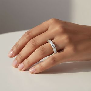 แหวนวงแหวนห้าเม็ดทรงวงรี 3.00 กะรัต ประดับเพชรแบบหนามเตย - Product Image 1