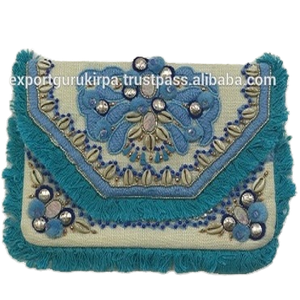 Pochette de soirée en jute brodée avec pompon - Product Image 1