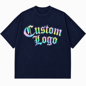 เสื้อยืดคอตตอนสีน้ำเงินกรมท่าขนาดใหญ่พิเศษพร้อมโลโก้แบบกอธิคสะท้อนแสงสีรุ้งตามสั่ง |   เสื้อยืดสตรีทแวร์ลายกราฟิกสำหรับทุกเพศ รุ่นเฮฟวี่เวท - Product Image 1