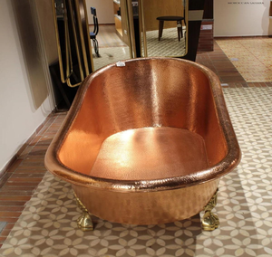 Baignoire ovale classique en cuivre martelé avec pieds robustes en forme de griffes d'aigle dorées. Laiton pur disponible à prix de gros. - Product Image 1